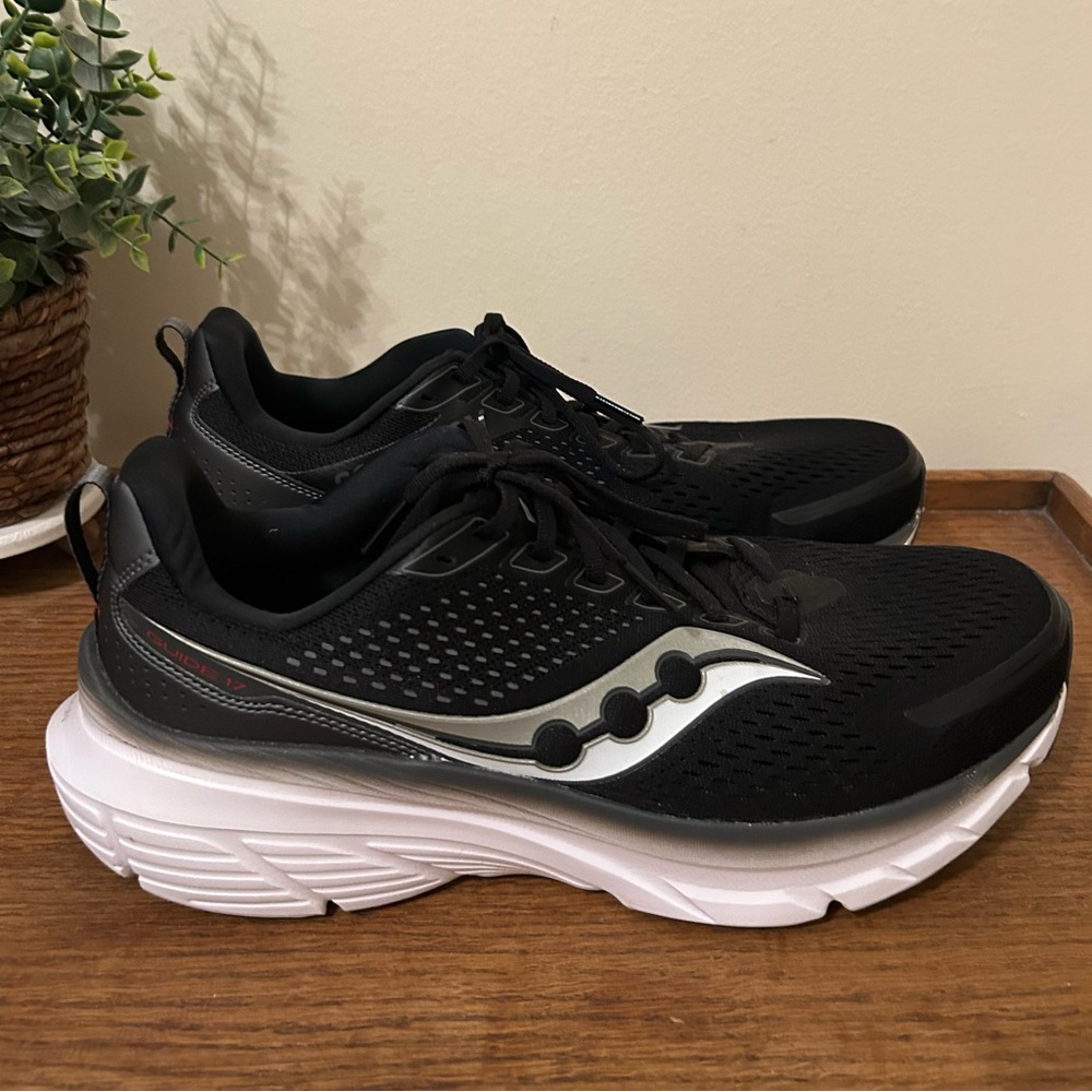 Saucony Men's Guide 17 Running Gym Training Sneakers Shoes Black White - 11.5